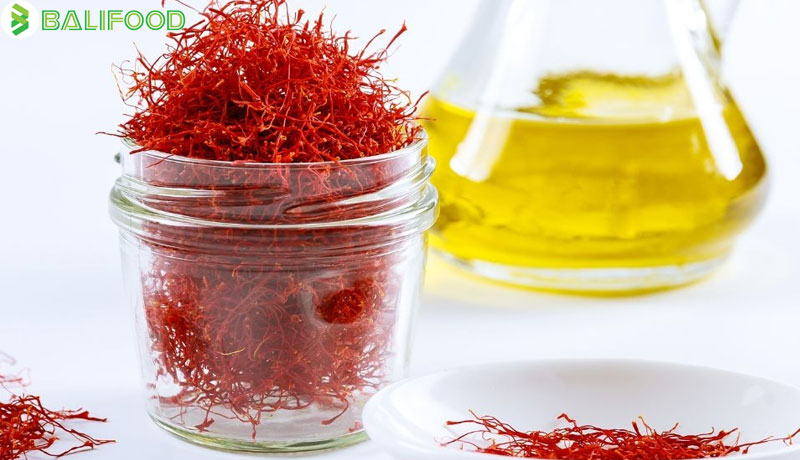 Cách-ngâm-saffron-với-mật-ong