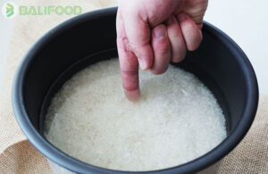 Đong nước nấu cơm