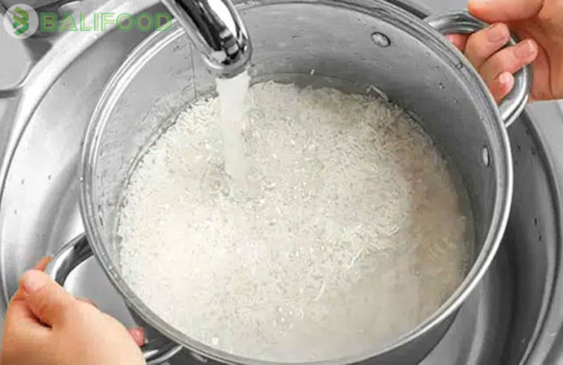 Đong nước nấu cơm
