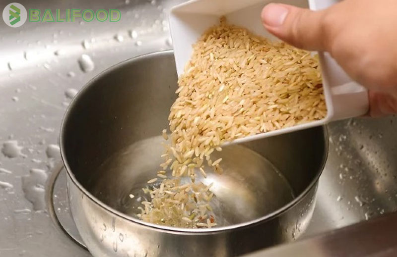 Đong nước nấu cơm gạo lứt