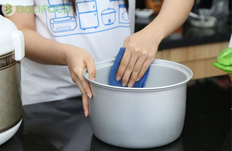 vệ sinh nồi cơm