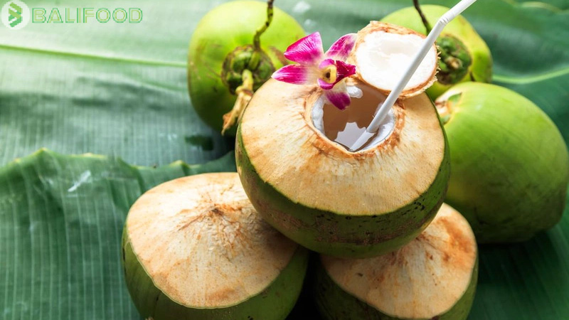 7-loi-ich-khi-uong-nuoc-dua-tuoi-vao-buoi-sang-3