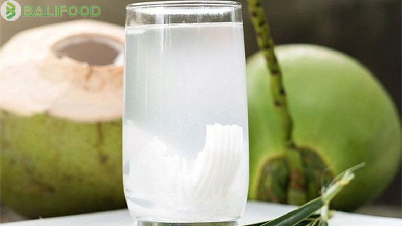 7-loi-ich-khi-uong-nuoc-dua-tuoi-vao-buoi-sang