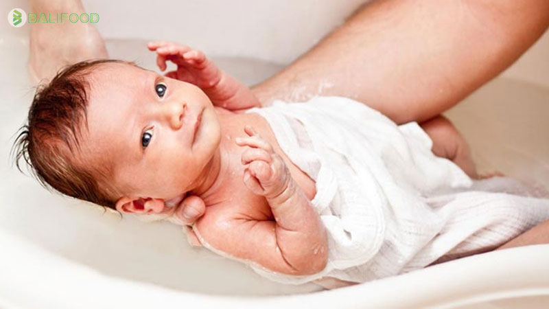 Hướng dẫn cách làm nước cốt gừng tắm cho bé chuẩn nhất