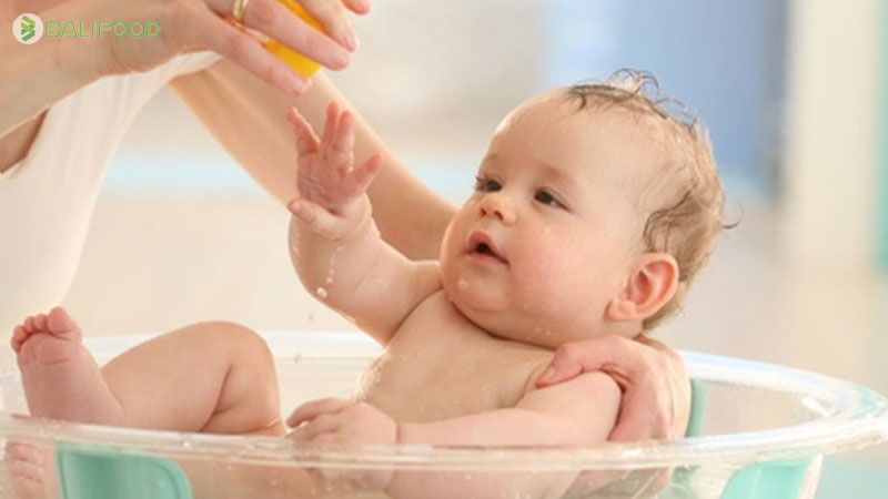 Trẻ sơ sinh tắm lá chè xanh được không? Cách tắm đúng nhất