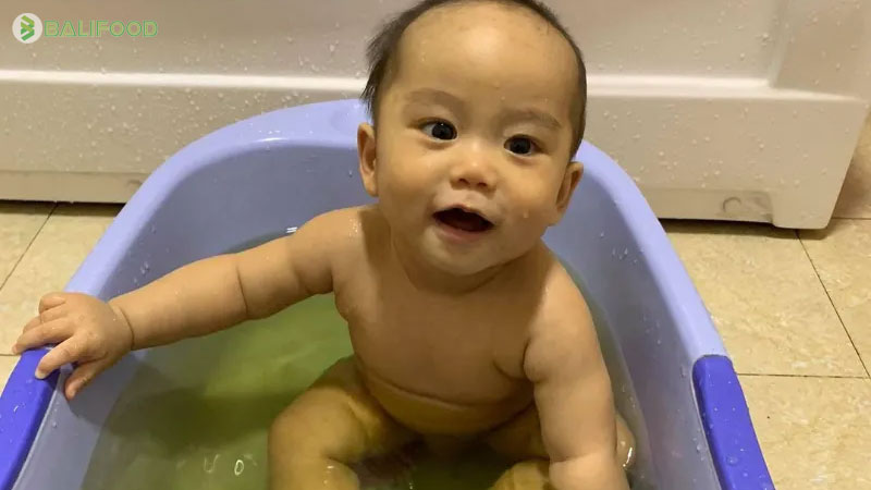 Trẻ sơ sinh tắm lá khế được không? Cách nấu nước đúng nhất